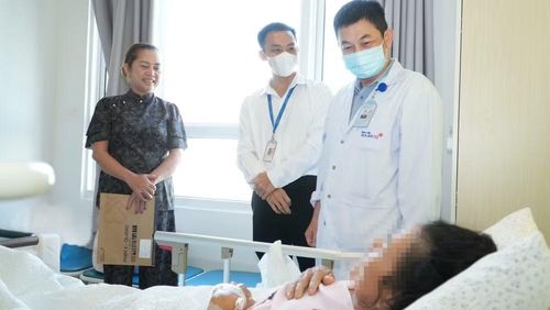 Bác sĩ Nguyễn Thanh Tâm thăm khám bệnh nhân.