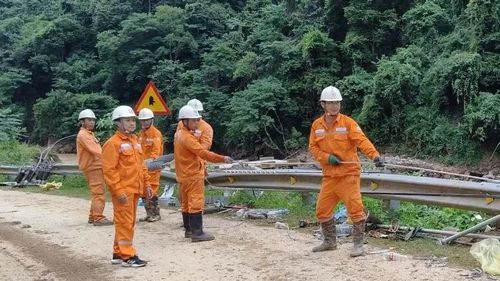 Dù thời tiết và địa hình bất lợi, tuy nhiên các cán bộ ngành điện vẫn nỗ lực khắc phục sự cố. (Ảnh: Điện lực Nghĩa Lộ)