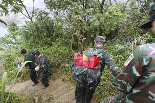 Đường lên mộ dốc đứng, trơn trượt nên khi đưa các liệt sĩ xuống cán bộ chiến sĩ Bộ Chỉ huy quân sự tỉnh Điện Biên phải bám vào dây chằng theo cột để đi từng bước.