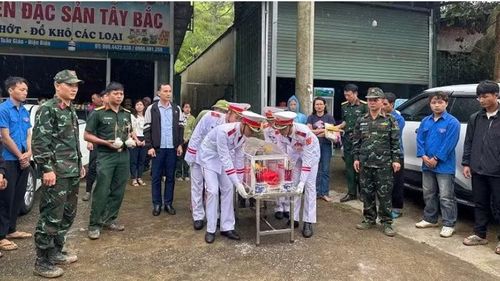 Cán bộ, chiến sĩ Bộ Chỉ huy Quân sự tỉnh Điện Biên cùng cán bộ, nhân dân xã Quài Tỏ di chuyển hài cốt hai liệt sĩ về Nghĩa trang liệt sĩ Độc Lập để thực hiện nghi lễ truy điệu, an táng.