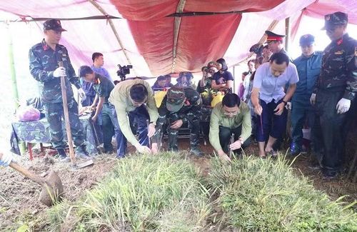 Các đồng chí lãnh đạo xã Quài Tở cùng cán bộ, chiến sĩ lực lượng vũ trang tỉnh, nhân dân xã Quài Tở kính cẩn dâng hương 2 phần mộ liệt sĩ trước khi lực lượng chức năng thực hiện cất bốc.