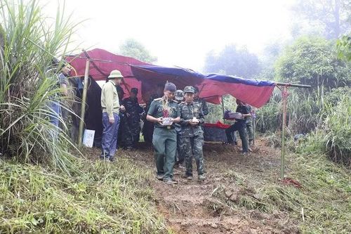 Tại độ cao hơn 1.500m so với mực nước biển, việc cất bốc hai phần mộ liệt sĩ hết sức khó khăn nhưng đều được thực hiện tỉ mẩn...