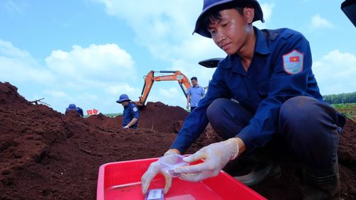 Công tác lấy mẫu phẩm được triển khai ngay tại khu vực tìm hài cốt liệt sĩ.
