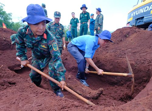 Các chiến sĩ Đội K72 thực hiện quy tập mộ liệt sĩ tại xã Minh Đức, thành phố Đồng Nai.