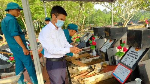 Các lực lượng tổ chức lấy mẫu giám định ADN tại Nghĩa trang Liệt sĩ Bình Phước.