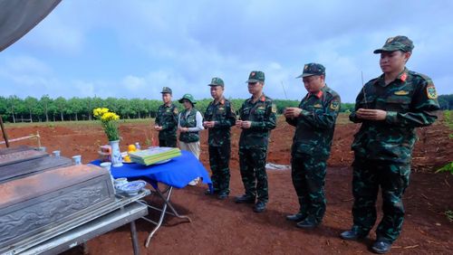 Lãnh đạo Bộ chỉ huy Quân sự thành phố Đồng Nai thắp hương tại vị trí có hài cốt liệt sĩ.