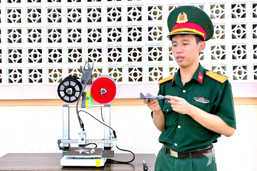 Trung úy Hoàng Minh Hiệp giới thiệu sản phẩm mô hình máy bay được in từ công nghệ 3D.