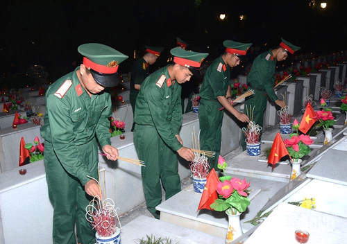 Các chiến sĩ trẻ Bộ CHQS tỉnh Tuyên Quang thắp hương tưởng niệm tại Nghĩa trang Liệt sĩ Quốc gia Vị Xuyên.