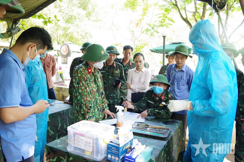 Đội Quy tập 584, Bộ CHQS tỉnh Quảng Trị lấy mẫu hài cốt liệt sĩ tại Nghĩa trang Liệt sĩ Quốc gia Trường Sơn. Ảnh: qdnd.vn