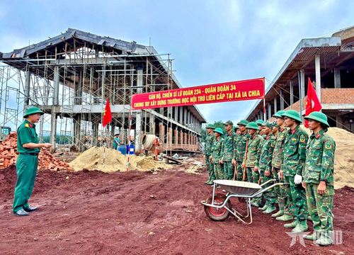 Lữ đoàn Pháo phòng không 234 (Quân đoàn 34) hỗ trợ thi công trường nội trú xã Ia Chia (Gia Lai). 