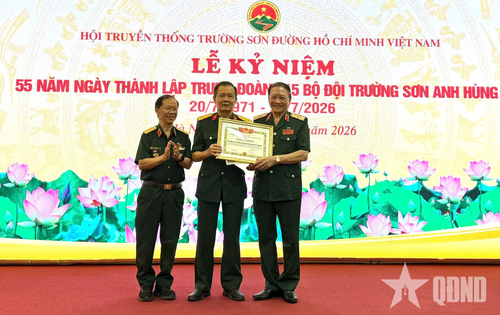 Hội Truyền thống Trường Sơn-Đường Hồ Chí Minh Việt Nam trao khen thưởng tặng đại diện các tập thể, cá nhân.