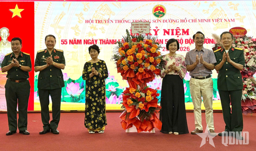 Các đại biểu tặng hoa chúc mừng buổi gặp mặt.