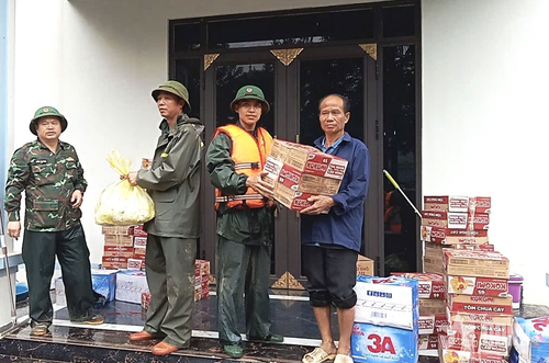 Lương thực được trao tận tay người dân xã Mường Than, tỉnh Lai Châu.