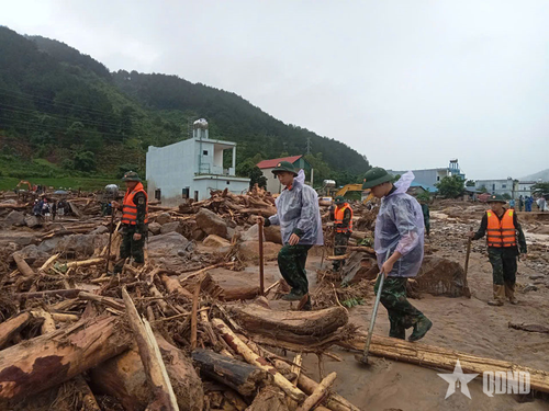 Cán bộ, chiến sĩ Trung đoàn 880, Bộ CHQS tỉnh Lai Châu thực hiện hoạt động tìm kiếm, cứu nạn tại xã Mường Than, tỉnh Lai Châu.