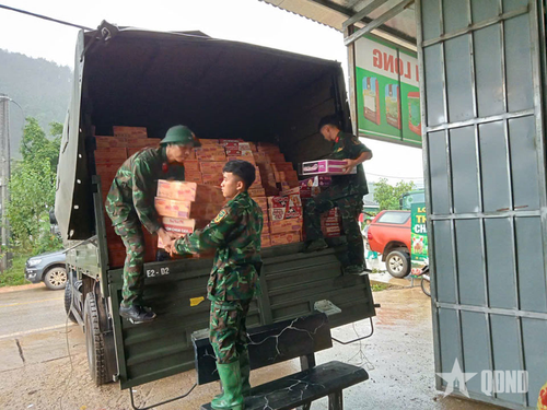 Cán bộ, chiến sĩ cơ quan Bộ CHQS tỉnh Lai Châu vận chuyển lương thực hỗ trợ người dân xã Mường Than, tỉnh Lai Châu.