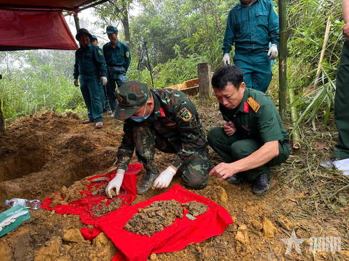 Cơ quan chức năng tiến hành lấy mẫu sinh phẩm, giám định, phục vụ xác định danh tính HCLS.