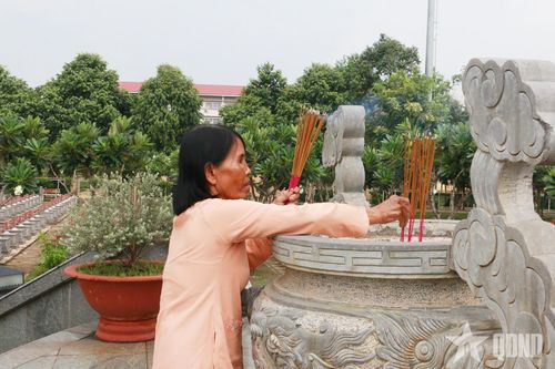 Bà Nguyễn Thị Ngọc Hiệp thành kính thắp hương tưởng nhớ các anh hùng liệt sĩ.