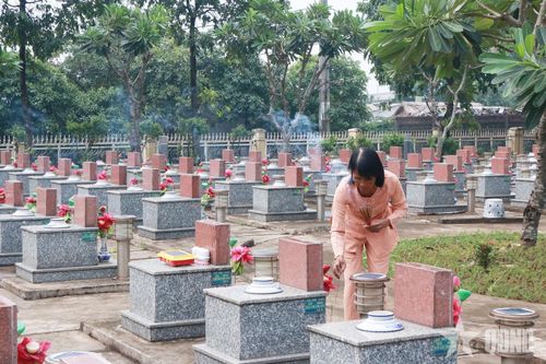 Mỗi ngày, khoảng 6 giờ sáng, bà Nguyễn Thị Ngọc Hiệp thắp hương tại từng phần mộ liệt sĩ.