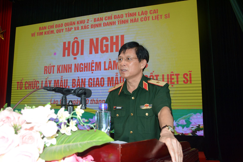 Thiếu tướng Nguyễn Hồng Thái, Phó chính ủy, Trưởng ban Chỉ đạo tìm kiếm, quy tập và xác định danh tính hài cốt liệt sĩ Quân khu 2 phát biểu tại Hội nghị rút kinh nghiệm về tìm kiếm, quy tập và xác định danh tính hài cốt liệt sĩ tại xã Bảo Thắng, tỉnh Lào Cai.