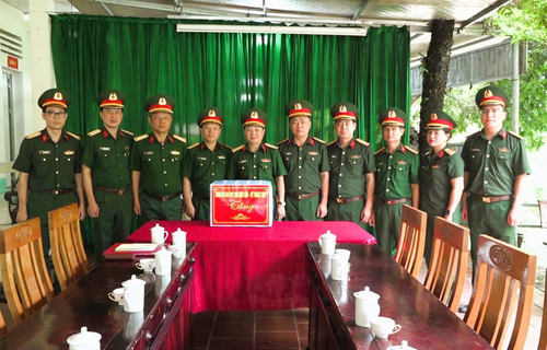 Đoàn đại biểu Cục Hậu cần-Kỹ thuật Quân khu 2 viếng hài cốt liệt sĩ đang quàn tại Đội tìm kiếm, quy tập hài cốt liệt sĩ, Bộ CHQS tỉnh Tuyên Quang.