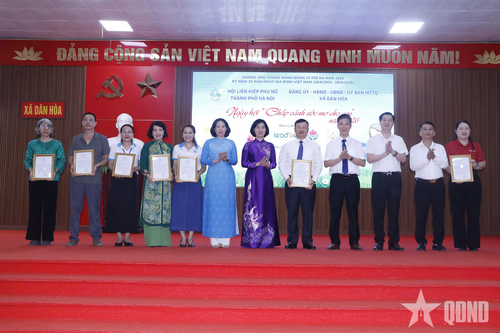 Chị Bùi Lan Anh (ngoài cùng, bên trái) nhận Thư cảm ơn từ Hội Liên hiệp Phụ nữ TP Hà Nội tại chương trình "Chắp cánh ước mơ cho em".