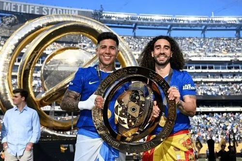 Marc Cucurella và Enzo Fernández, từ chinh phục thế giới cùng Chelsea đến tranh tài để giành vinh quang tuyệt đối tại "Club World Cup". Hai người đã cùng nhau chia sẻ danh hiệu "Club World Cup" đúng một năm trước và giờ đây đối đầu nhau trong trận chung kết giữa Tây Ban Nha và Argentina trên cùng một sân khấu.
