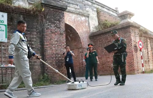Các lực lượng sử dụng radar xuyên đất tìm kiếm mộ tập thể liệt sĩ tại Kinh thành Huế, TP Huế