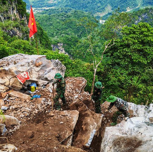 Các cán bộ, chiến sĩ Đội tìm kiếm, quy tập hài cốt liệt sĩ Bộ Chỉ huy Quân sự tỉnh Tuyên Quang hành quân lên các điểm cao để tìm kiếm hài cốt liệt sĩ hy sinh ở mặt trận Vị Xuyên năm xưa