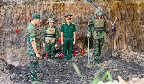 Lực lượng công binh rà soát vật liệu nổ ở khu vực tìm kiếm hài cốt liệt sĩ tại Công viên Lê Thị Riêng, TPHCM. Ảnh: MẠNH THẮNG