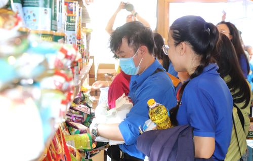 Đoàn viên, thanh niên công nhân mua sắm tại gian hàng bình ổn giá