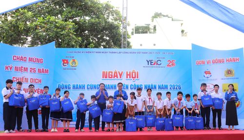 Ban Tổ chức trao quà hỗ trợ đến con em thanh niên công nhân có hoàn cảnh khó khăn