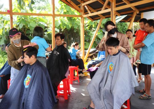 Đoàn viên, thanh niên, người lao động và con em thanh niên công nhân được cắt tóc miễn phí tại ngày hội