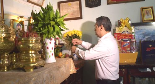  Đồng chí Nguyễn Phước Lộc dâng hương các liệt sĩ trong gia đình Mẹ Việt Nam Anh hùng Nguyễn Thị Chính 