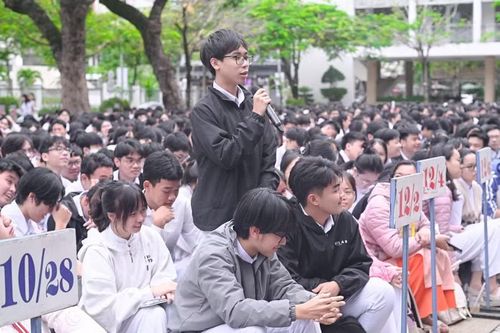 Học sinh Trường THPT Phan Châu Trinh sinh hoạt chuyên đề Ứng xử văn minh trên không gian mạng. Ảnh: NTCC