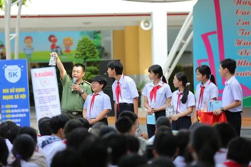 Trường THCS Nguyễn Huệ tổ chức chuyên đề An toàn trên không gian mạng cho học sinh. Ảnh: NTCC