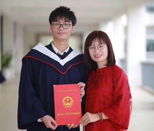 Cô Phùng Thị Nga, giáo viên chủ nhiệm đồng thời là người trực tiếp giảng dạy, bồi dưỡng em Đinh Xuân Phúc (ảnh Trường THPT Chuyên Vĩnh Phúc).