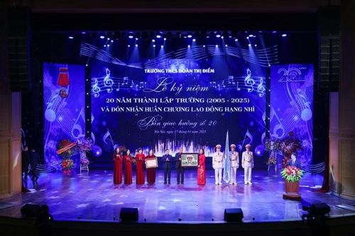 Phó Chủ tịch nước Võ Thị Ánh Xuân trao tặng Huân chương Lao động hạng Nhì cho Chủ tịch Hội đồng trường Trường THCS - THPT Đoàn Thị Điểm.