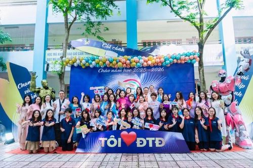 Giáo viên và học sinh Trường THCS - THPT Đoàn Thị Điểm.