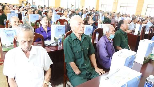 Các thương, bệnh binh và thân nhân liệt sĩ tại buổi gặp mặt với Phó Chủ tịch Quốc hội Nguyễn Thị Thanh. (Ảnh: CL)