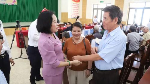 Phó Chủ tịch Quốc hội Nguyễn Thị Thanh gửi lời tri ân sâu sắc tới thân nhân các liệt sĩ. (Ảnh: CL)