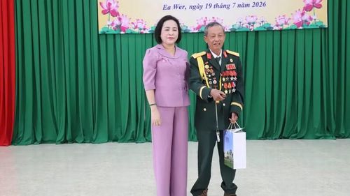 Phó Chủ tịch Quốc hội Nguyễn Thị Thanh bày tỏ lời tri ân sâu sắc tới các thương, bệnh binh. (Ảnh: CL)