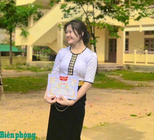 Tình yêu thương và niềm tin từ các “bố nuôi” mang quân hàm xanh đã giúp Xeo Thị Hoa có thêm nghị lực để phấn đấu trưởng thành từng ngày. Ảnh: Lê Thạch