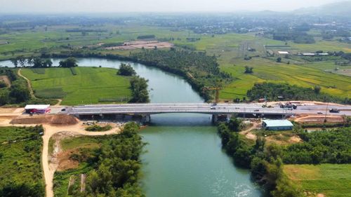 Cầu Quảng Đà đã xây xong nhưng đường dẫn vẫn dang dở.