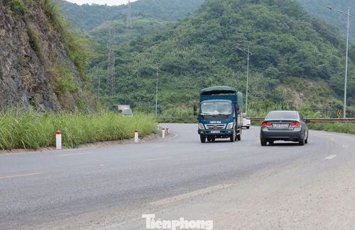 Ông Bùi Văn Quyền - người dân xã Cao Phong - chia sẻ rằng trước đây, mỗi lần đi qua dốc Cun ai cũng thấp thỏm vì đường hẹp, cua gấp và vực sâu. Đặc biệt vào những ngày mưa hoặc sương mù, việc lưu thông càng trở nên nguy hiểm.