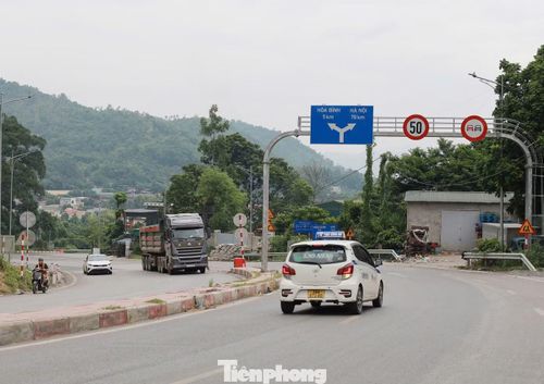 Hai bên đường được gia cố chắc chắn, hệ thống hộ lan và biển cảnh báo được lắp đặt đầy đủ, bảo đảm an toàn cho người tham gia giao thông.