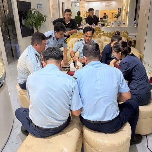 Quản lý thị trường TPHCM phát hiện điểm kinh doanh trang sức tại phường Tân Sơn Nhì có nhiều trang sức nhái thương hiệu nổi tiếng (ảnh: QLTT TPHCM).