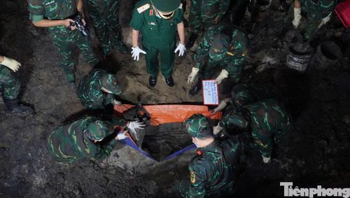 Lực lượng quy tập cẩn trọng bóc tách từng lớp đất trong quá trình tìm kiếm, quy tập hài cốt liệt sĩ tại công viên Lê Thị Riêng. Ảnh: Nguyễn Tiến