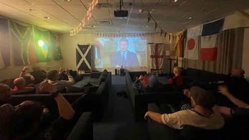  Các CĐV kiêm nhà nghiên cứu Nam Cực ngồi xem World Cup ở Trạm Rothera. 