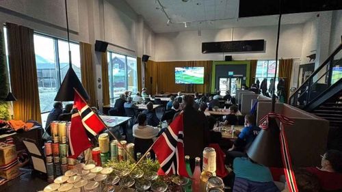  Người dân Longyearbyen tụ tập cổ vũ cho đội tuyển Na Uy ở trận tứ kết gặp Anh. 