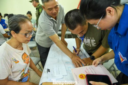 Bên cạnh màu áo xanh thanh niên là sự đồng hành của Công an phường, Hội Liên hiệp Phụ nữ, Hội Cựu chiến binh, giáo viên, cán bộ, công chức, Bí thư chi bộ, tổ trưởng tổ dân phố và các thành viên tổ công tác. Tất cả cùng bám sát cơ sở, làm việc xuyên ngày nghỉ để hỗ trợ người dân, góp phần đẩy nhanh tiến độ hoàn thiện cơ sở dữ liệu quốc gia về đất đai.